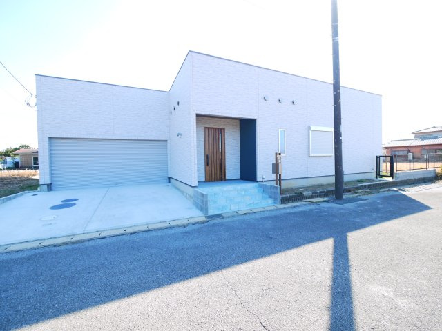 長生郡白子町剃金　中古戸建の駐車場|令和7年4月築 敷地約92坪  リビング約26.5帖 電動シャッターガレージ  白子海岸まで車約3分