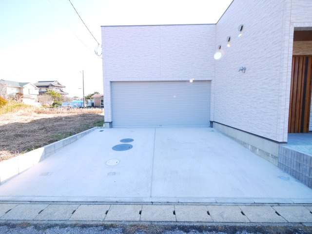 長生郡白子町剃金　中古戸建の駐車場|令和7年4月築 敷地約92坪  リビング約26.5帖 電動シャッターガレージ  白子海岸まで車約3分