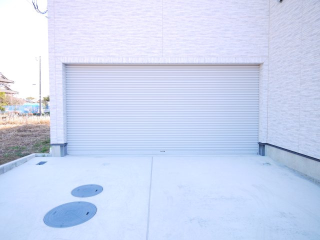 長生郡白子町剃金　中古戸建の駐車場|令和7年4月築 敷地約92坪  リビング約26.5帖 電動シャッターガレージ  白子海岸まで車約3分