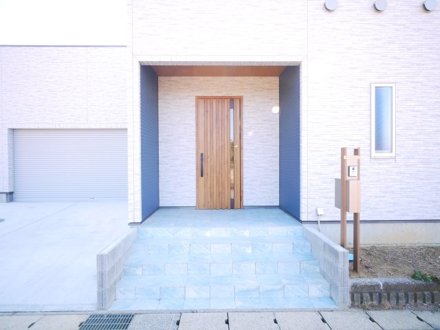 長生郡白子町剃金　中古戸建の玄関|令和7年4月築 敷地約92坪  リビング約26.5帖 電動シャッターガレージ  白子海岸まで車約3分