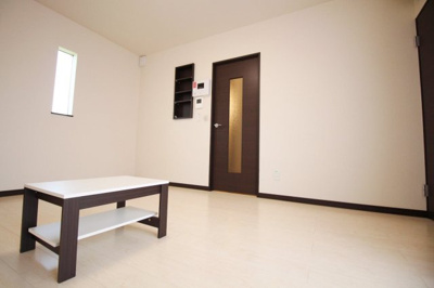 【寝室】 | レオネクストＨｏｎｅｙｌａｋｅ | さり気ない棚がオシャレ☆（号室により配置の反転有り）