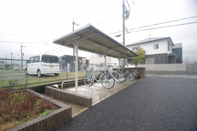 【その他】 | レオネクストＨｏｎｅｙｌａｋｅ | 屋根付き駐輪場