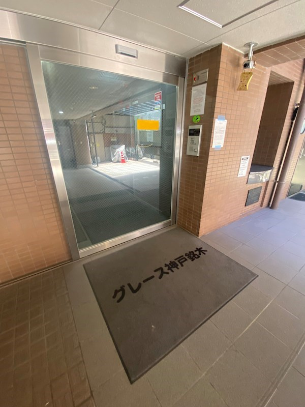 グレース神戸銘木のエントランス