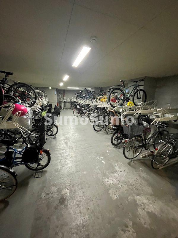 クロスレジデンス大阪新町の駐車場
