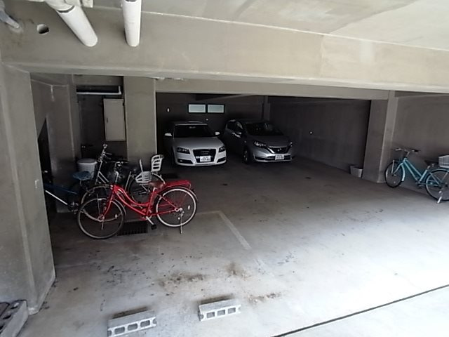 ゴーティ甲子園1番館の駐車場