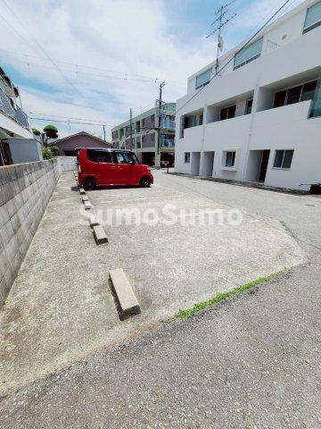 クレスト甲東園 B棟の駐車場