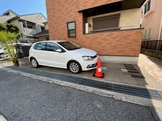 クレセント本山中町の駐車場
