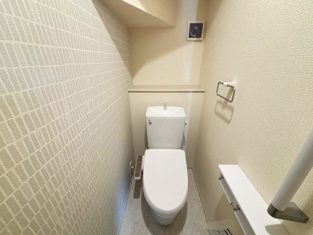 【商談中】リーブルガーデン　岐阜市河渡　全5区画分譲のトイレ|超表面平滑加工とイオンパワーの「セフィオンテクト」加工で、汚れが付きにくく落ちやすい仕様で清潔です。
便器にフチがないので汚れが隠れて見えない部分がありません。お手入れがとってもラクラクです。