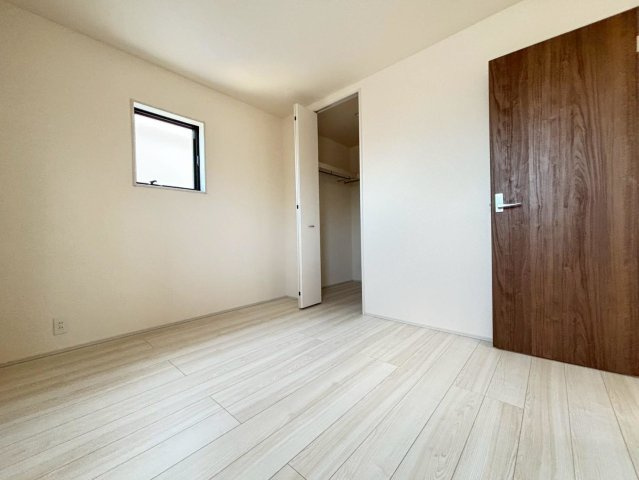【商談中】リーブルガーデン　岐阜市河渡　全5区画分譲の洋室|全居室にたっぷり収納できる大型クローゼット、居室部分の窓ガラスには間に空気層を設けたペアガラスを採用。
高い断熱性と共にガラス面の結露対策にも効果を発揮します。