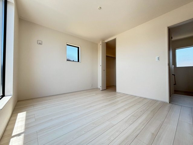 リーブルガーデン　岐阜市河渡　全5区画分譲の洋室|全居室にたっぷり収納できる大型クローゼット、居室部分の窓ガラスには間に空気層を設けたペアガラスを採用。
高い断熱性と共にガラス面の結露対策にも効果を発揮します。