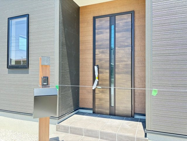 【商談中】リーブルガーデン　岐阜市河渡　全5区画分譲の玄関|【ピッキング防止機能付き玄関ドア錠】玄関ドアの鍵は上下に２つあり、内側の下段は脱着サムターンキー。
鍵を不正に開錠されても、もう１つの鍵でピッキングを防ぎます。防犯性の高い仕様になっています。