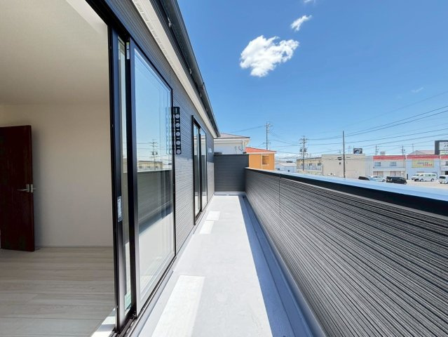 【商談中】リーブルガーデン　岐阜市河渡　全5区画分譲のバルコニー|バルコニーは南向きで洗濯物もよく乾きます！強度と表面積硬度を持つFPRで防水しています。