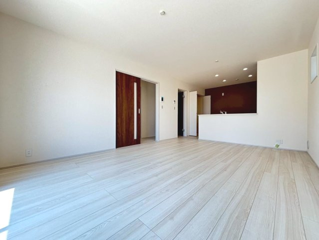 【商談中】リーブルガーデン　岐阜市河渡　全5区画分譲の居間・リビング|明るい日差しをふんだんに取り込んだリビングダイニングは家族の笑顔につつまれた素敵な空間になります。
一建設の家は精度が高く丈夫な工法を採用し、「住宅トップランナー基準」に対応しています。
