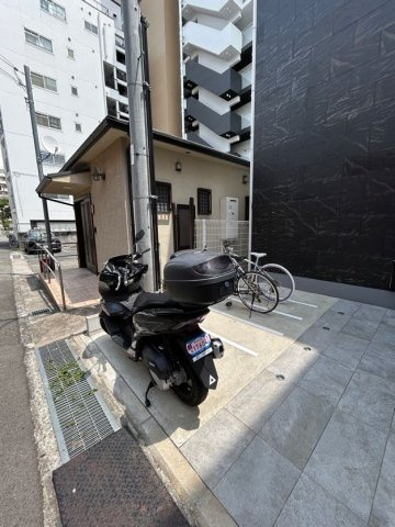 クレール西多聞の駐車場
