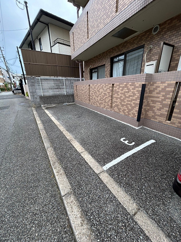 クレールメゾンの駐車場