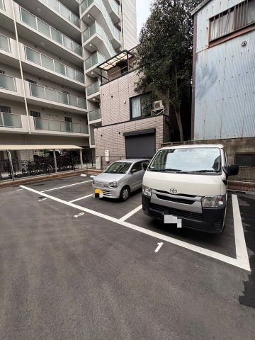 セレニテ九条リアンの駐車場