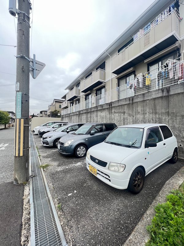 セジュール白川台の駐車場
