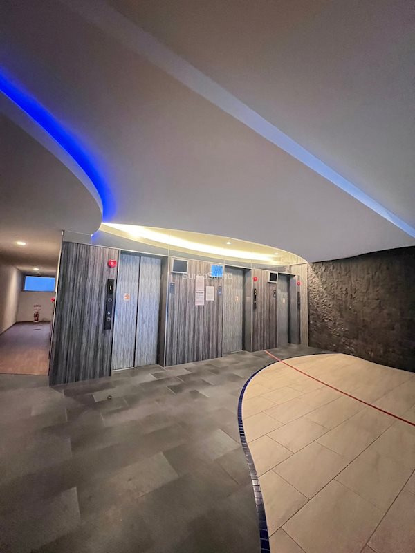 セレニテ本町グランデのロビー
