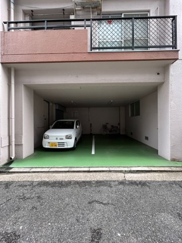グレーズハイツ下沢の駐車場