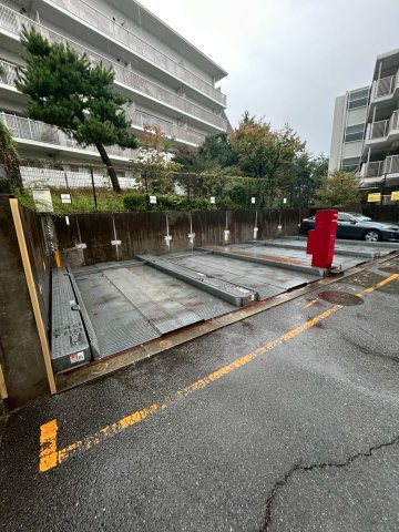 グリーンヒルズ御影4号棟の駐車場