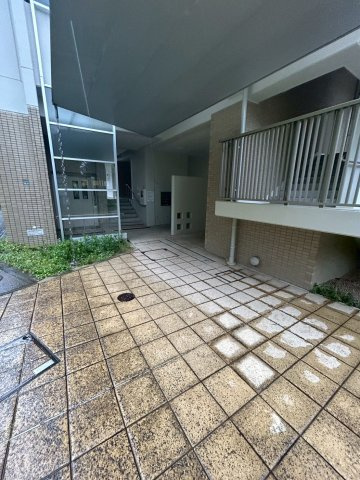 グリーンヒルズ御影4号棟のエントランス