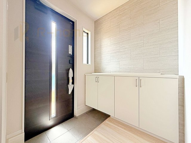 稲敷郡阿見町55期　新築戸建て　1号棟の玄関|気持ちよくご家族やゲストを送迎できる穏やかな雰囲気の玄関♪大きな下駄箱で玄関廻りスッキリ♪