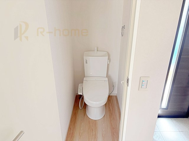 稲敷郡阿見町55期　新築戸建て　1号棟のトイレ|温水洗浄便座付きのトイレ。
トイレが２ヵ所設置で朝の忙しい時間でも安心です。
