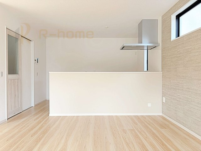 稲敷郡阿見町55期　新築戸建て　1号棟のキッチン|リビングで遊ぶお子様にも目が届くカウンターキッチン！コンロ前も壁がない嬉しい仕様♪