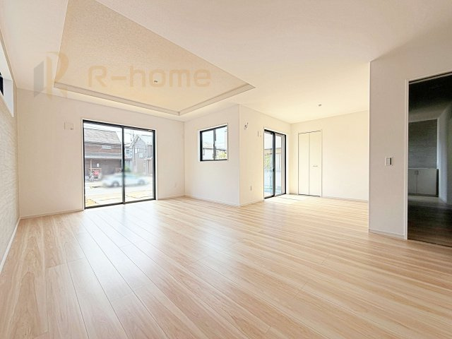 稲敷郡阿見町55期　新築戸建て　1号棟の居間・リビング|折上天井の開放的なリビング！ライフスタイルに合わせて間仕切り対応可能です♪