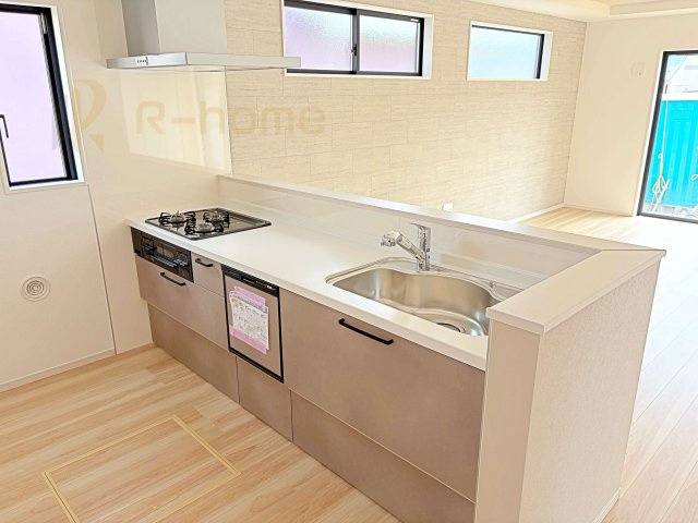 稲敷郡阿見町55期　新築戸建て　1号棟のキッチン|料理をしながら家族とコミュニケーションが取れる対面式システムキッチン。便利なビルトイン食洗機付き！