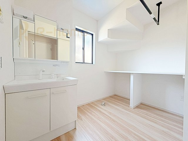 稲敷郡阿見町55期　新築戸建て　1号棟の洗面所|清潔感溢れる洗面台は嬉しい三面鏡。便利なカウンター＆ホスクリーン付き♪