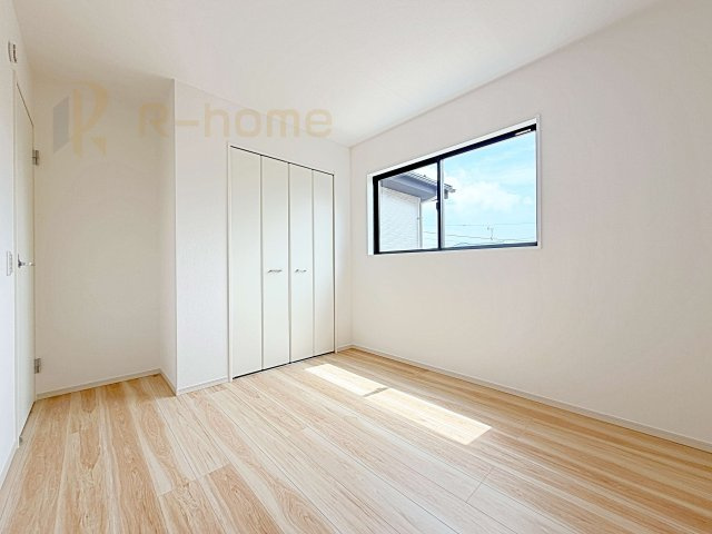 稲敷郡阿見町55期　新築戸建て　1号棟の洋室|どんな部屋家具も合わせやすいシンプルな洋室！
たっぷりの日差しと心地よい風が舞い込む住まい♪