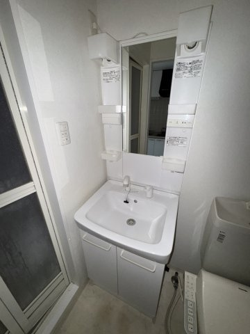 クレアドル須磨Ⅲの独立洗面台|独立洗面台、小物を置くことができて便利です