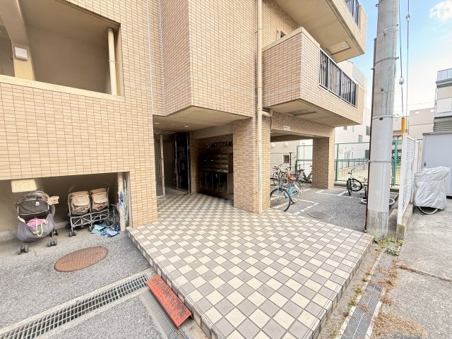 ケイズ本山のエントランス