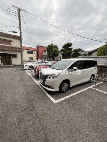 クレストKOBEの駐車場