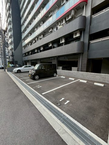 セレニテ難波グランデシュッドの駐車場