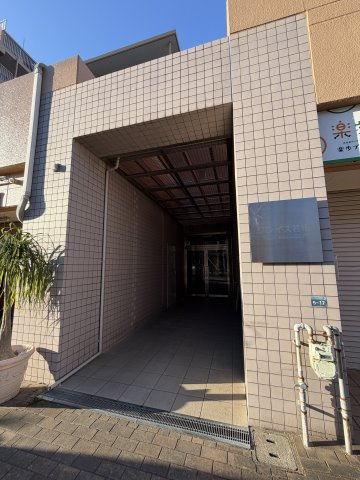 グレイス若松のエントランス