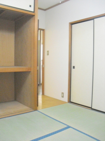 メゾン屏風ヶ浦の和室|天袋付き収納有の４．５帖和室