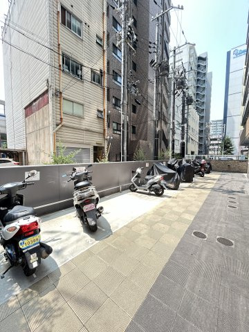 セレニテ神戸元町クレアの駐車場