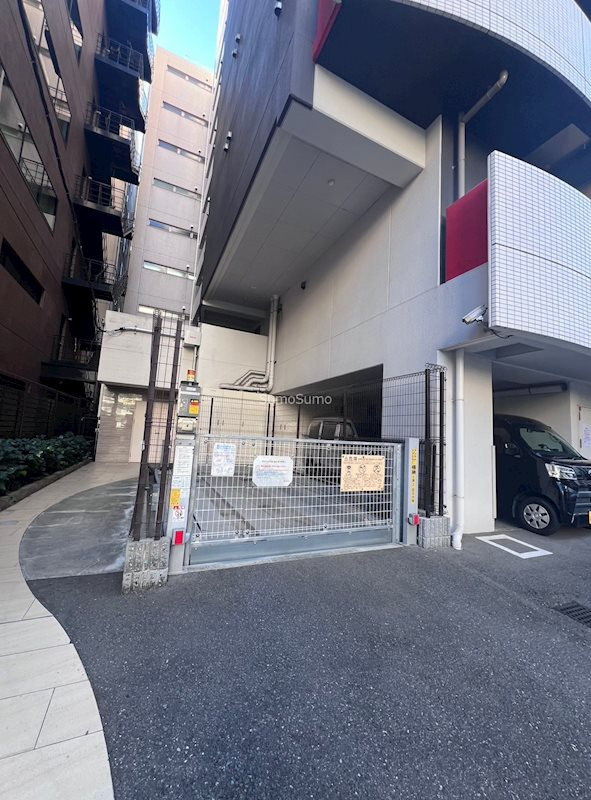 セレニテ本町グランデの駐車場