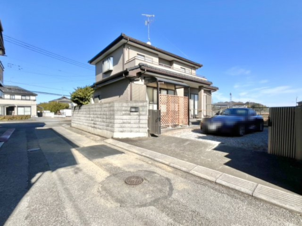 【中古戸建】館林市堀工町の外観|■外観｜道路から離れたお庭なのでお子様が外で遊ぶ際も安心です♪リビングからお庭が見える子育て世帯にも嬉しい設計です♪
