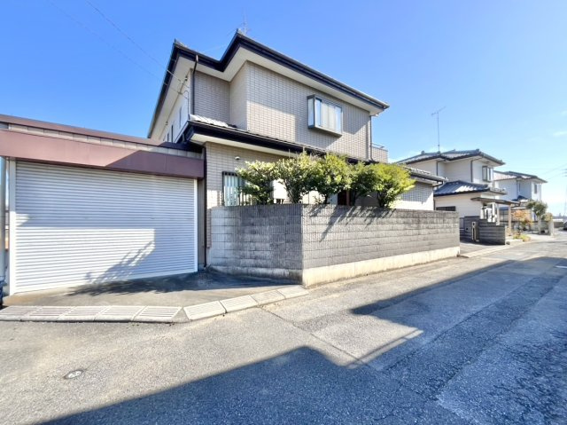 【中古戸建】館林市堀工町の外観|■外観｜土日のご見学はもちろん、平日・夜間のご案内も大歓迎です♪「今から見たい」や「仕事終わりに見たい」にもご対応できますのでお気軽にお問い合わせください♪