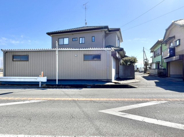 【中古戸建】館林市堀工町の外観|■外観｜角地のため開放的で風通しも良いです♪
