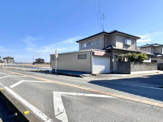 【中古戸建】館林市堀工町の前面道路含む現地写真|■外観｜前面道路が広く見渡しが良いので、車の安全確認もばっちり！