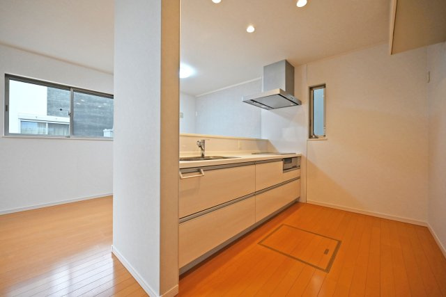 尼崎市大島1丁目中古戸建｜4LDK+駐車1台可のキッチン|1階LDKをキッチン越しに撮影した現地内観写真です。 対面式オープンキッチンを採用しているため視界は広く、ご家族間やご来訪者とのコミュニケーションも一体的に取り易くなっております。