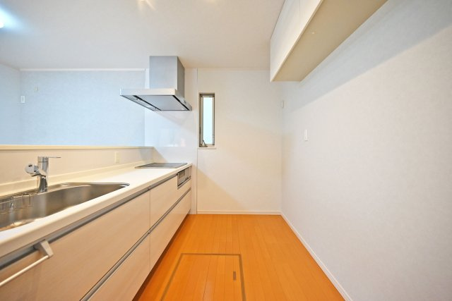 尼崎市大島1丁目中古戸建｜4LDK+駐車1台可のキッチン|背面に冷蔵庫やカップボードを設置しても、複数人でキッチンに立っても窮屈感を感じることがない幅が確保されています。