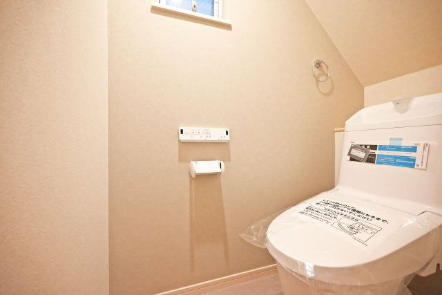 尼崎市大島1丁目中古戸建｜4LDK+駐車1台可のトイレ|トイレは1・2階ともに新調されており、ウォッシュトイレが導入されています。