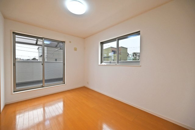 尼崎市大島1丁目中古戸建｜4LDK+駐車1台可の寝室|2階主寝室想定に入ってすぐの内観写真です.
各居室6帖以上、2面採光につき光を多く取り入れる事ができますので 室内大変明るい空間となっております。