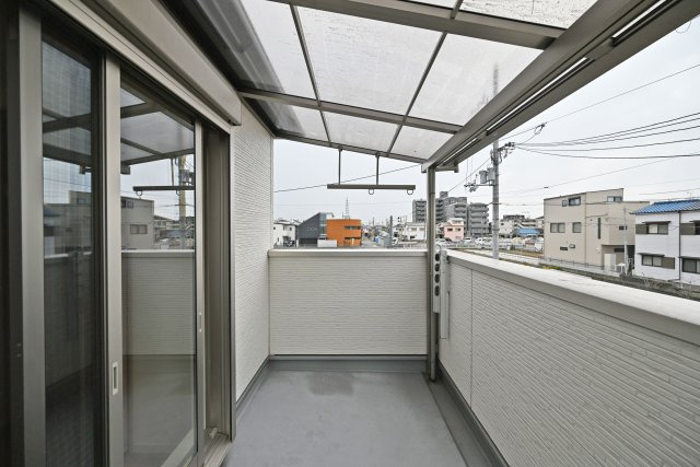 尼崎市大島1丁目中古戸建｜4LDK+駐車1台可のバルコニー|2階主寝室に面した南面バルコニーです。物干し金具が設置されています。