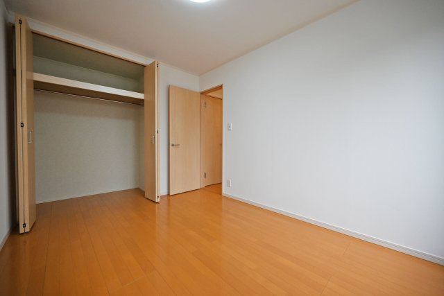 尼崎市大島1丁目中古戸建｜4LDK+駐車1台可の収納|-洋室6帖(2F)-